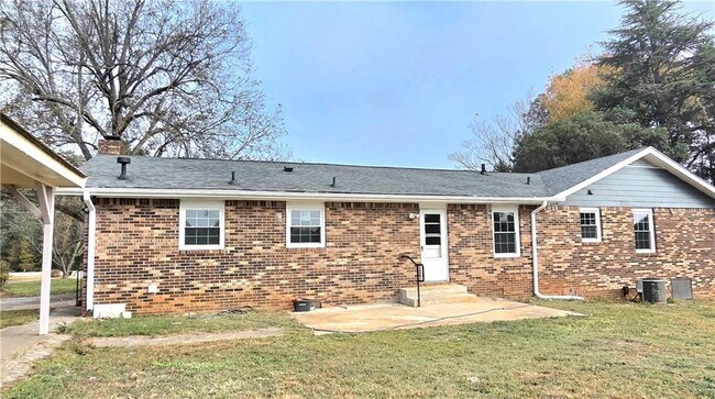 Building Photo - 1800 Hwy 81