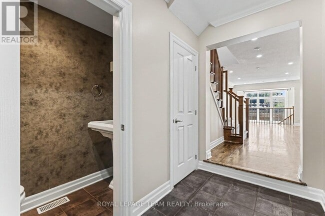 Building Photo - 406 Heathrow Private