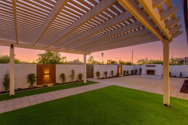 Foto del edificio - Beautiful 4 Bedroom, 3 Bath Home on an Oversized 18,000 Sq Ft Lot