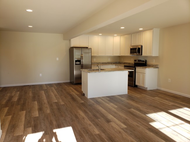 Open Concept- Great Room - 697 E Piedmont St