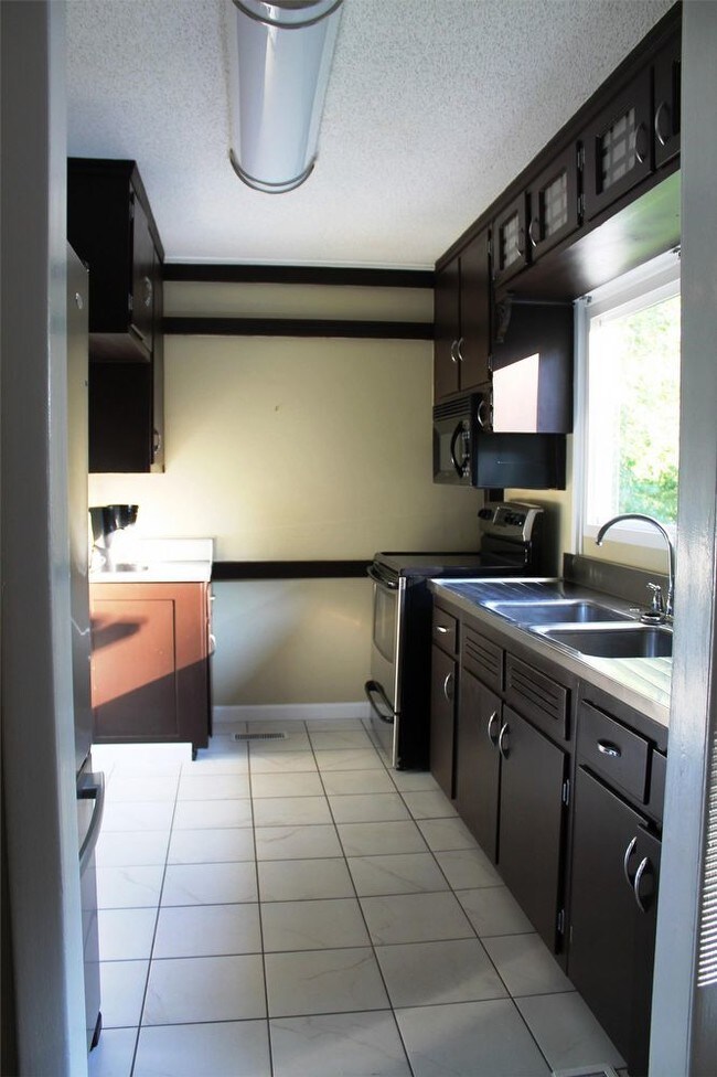 Building Photo - 306 East Fernhill Ln
