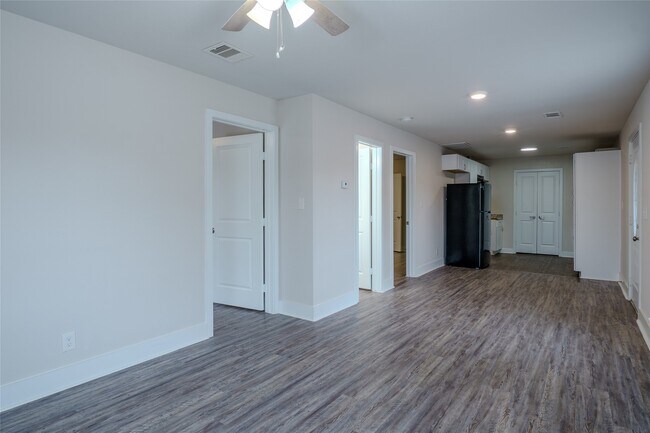 Foto del edificio - 21415 Russell Dr