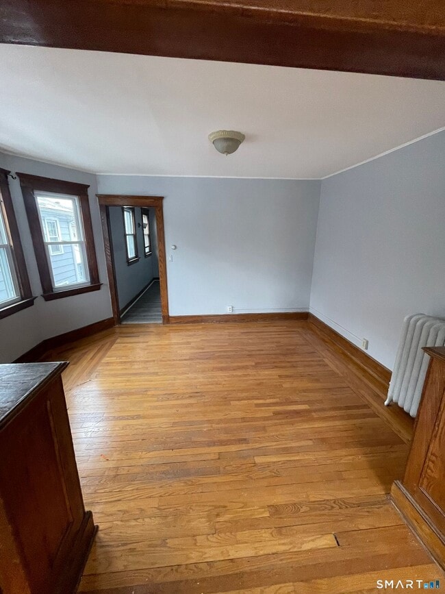 Foto del edificio - 54 Bradley Ave