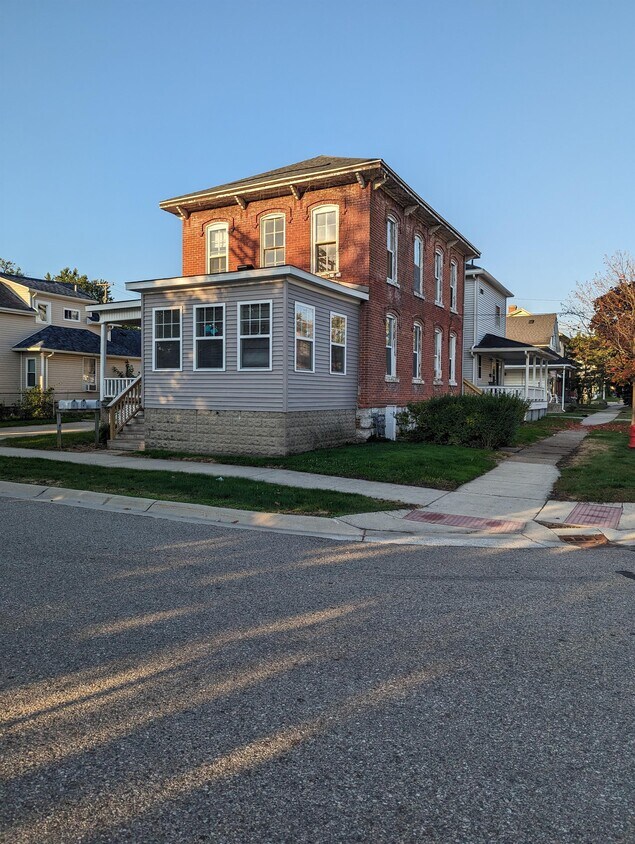 Primary Photo - 927 Ontario St