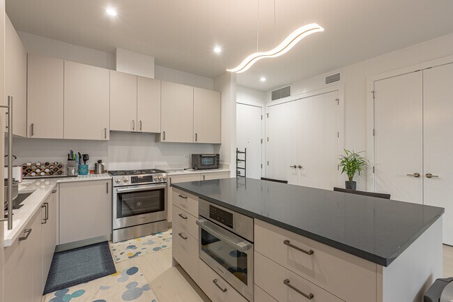 Foto del edificio - 1701 W Webster Ave