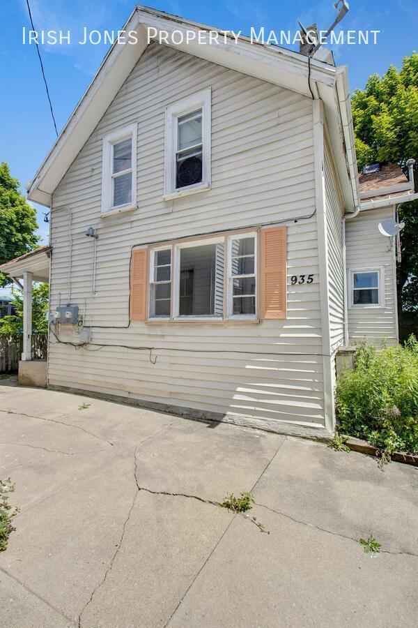 Building Photo - 935 Niagara St