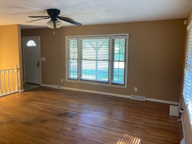 Sala de estar con vista a la calle - 9605 W 47th St