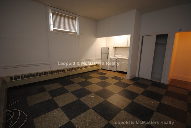 Building Photo - 1 Bd on , NO FEE