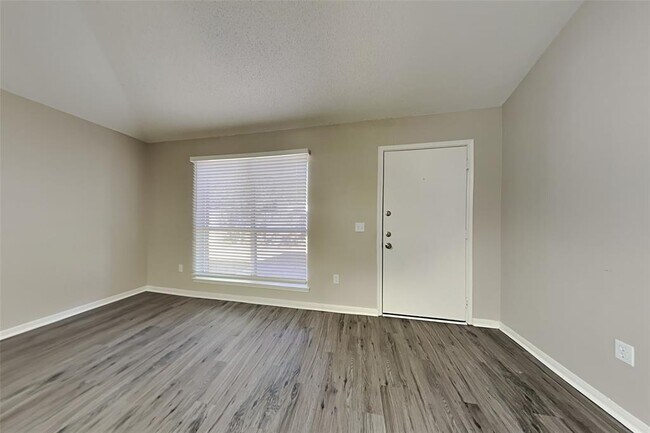 Building Photo - 3911 Fernwood Dr
