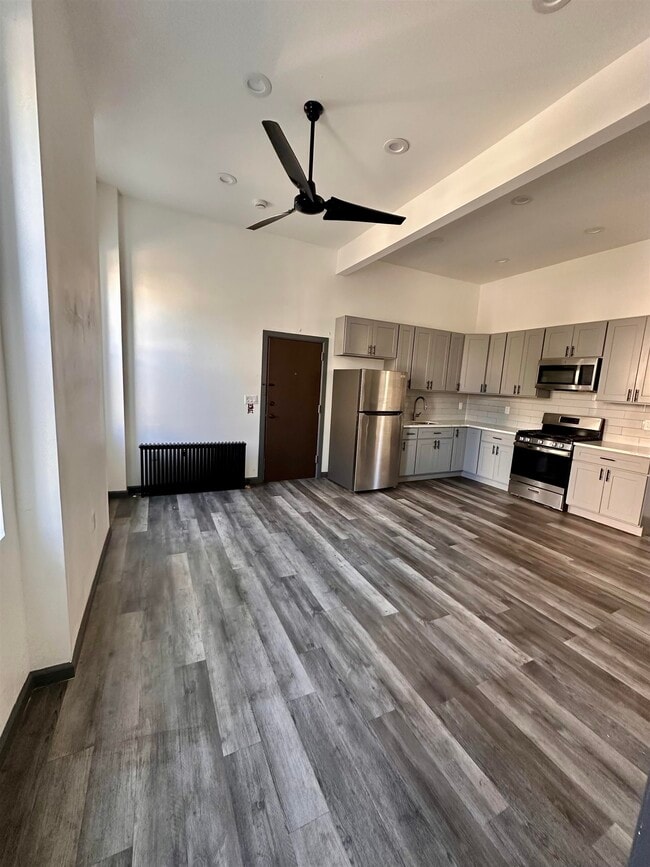 Building Photo - 1723 Summit Ave