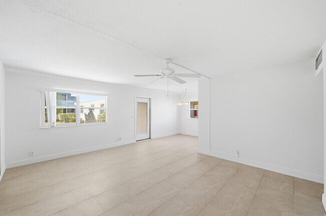 Building Photo - 452 Brittany Dr