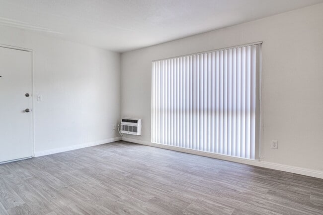 Foto del interior - Winter Gardens | 1 & 2 Bedroom Apartments with Parking and Sparkling Pool!