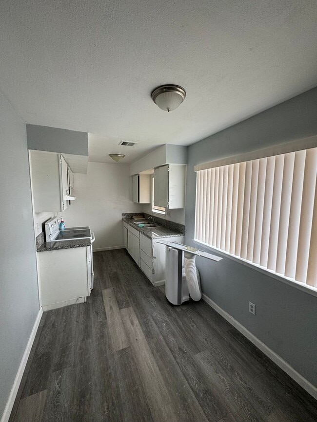 Building Photo - Great 2 bedroom 1 bath