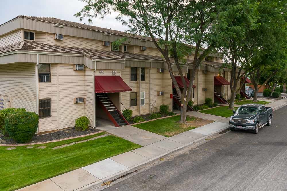 Exterior - 1681 N Laurel St