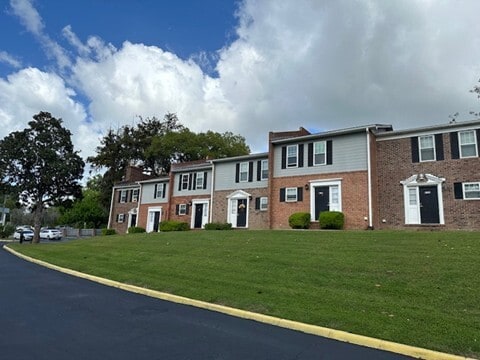 Building Photo - Live Oaks @ 275