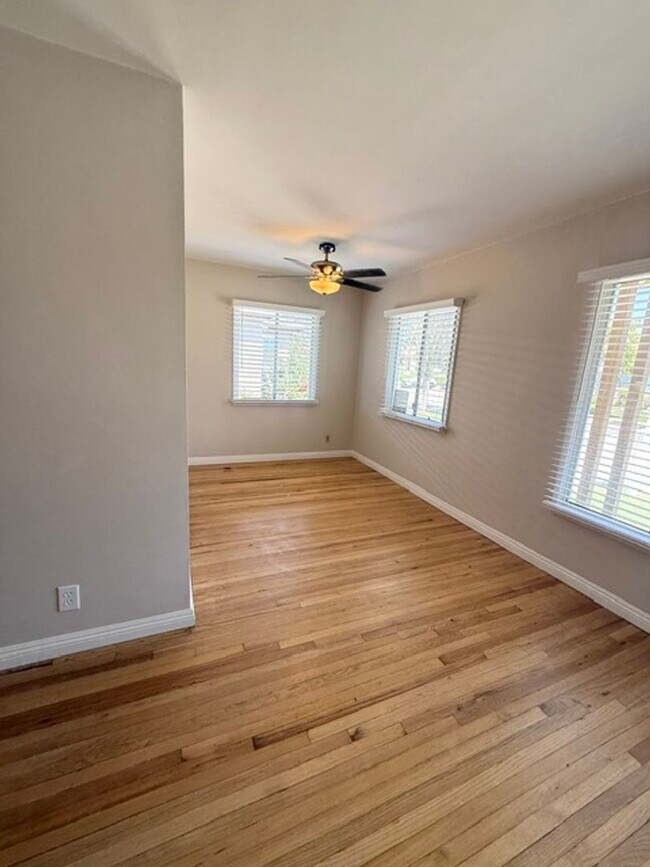 Foto del edificio - 6008 Greenmeadow Rd