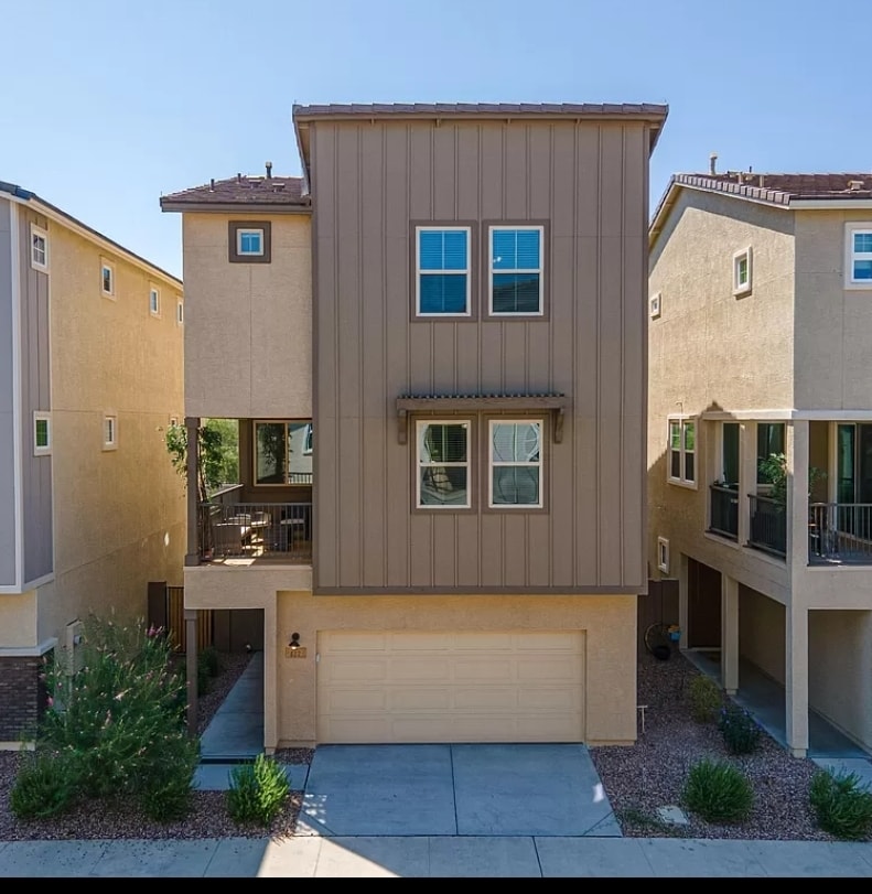 Primary Photo - 627 W Flintlock Way