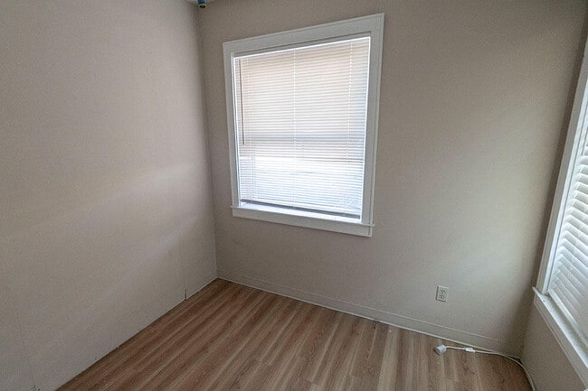 Foto del edificio - 1110 E Broadway