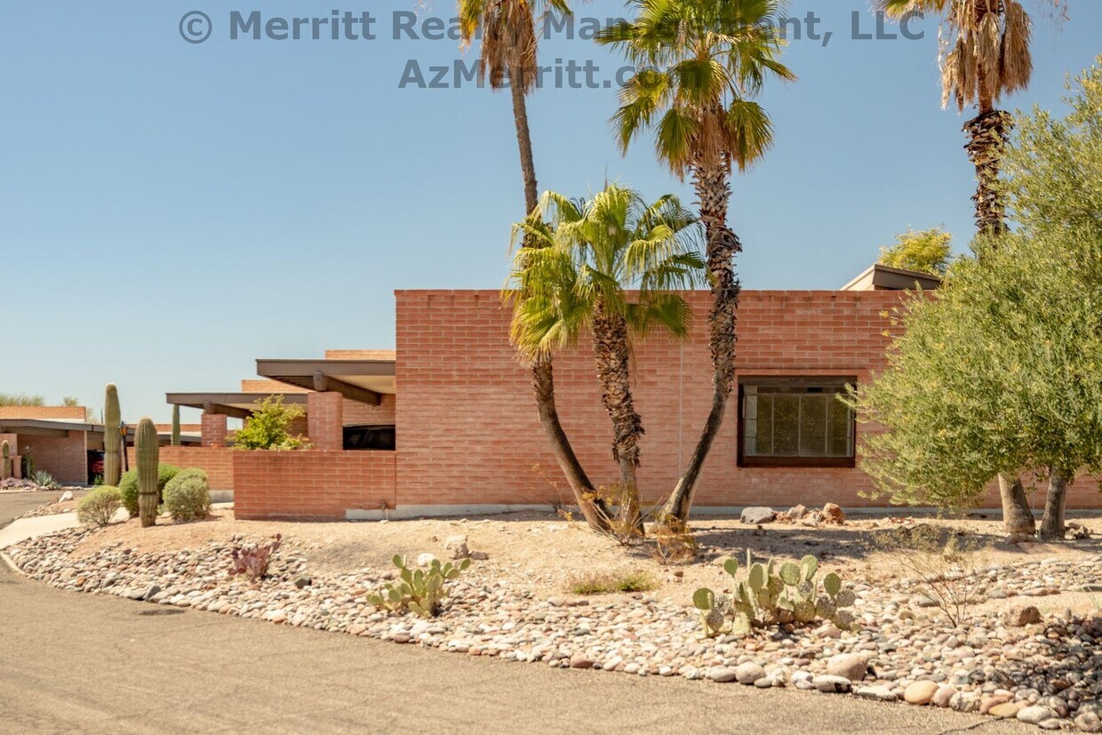Primary Photo - Townhome near Swan and Sunrise with washer...