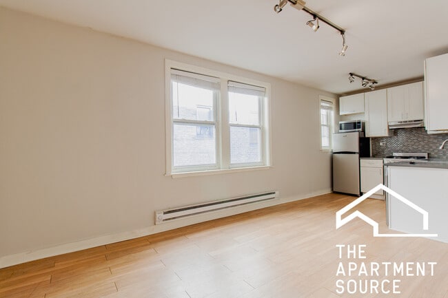 Building Photo - 515 W Belmont Ave