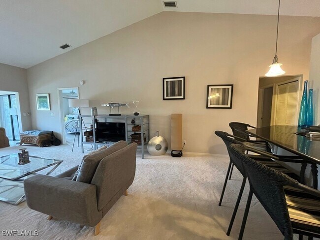 Foto del edificio - 513 Lake Louise Cir