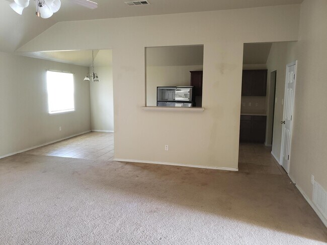Building Photo - 910 Leah Dr