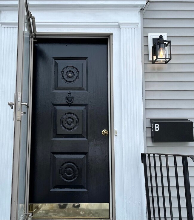 Building Photo - 266 Malletts Bay Ave