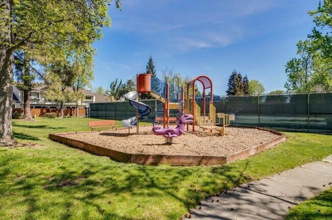 Building Photo - 2BD/2BA - Stylish 2BR Townhome Near Apple ...