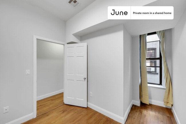 Building Photo - Private bedroom in 4 bed/1 bath Home