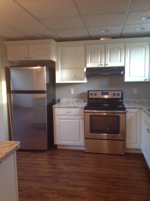 El espacio y los modernos armarios y encimeras hacen de este un hermoso espacio. - 2305 Ash Ave Nw