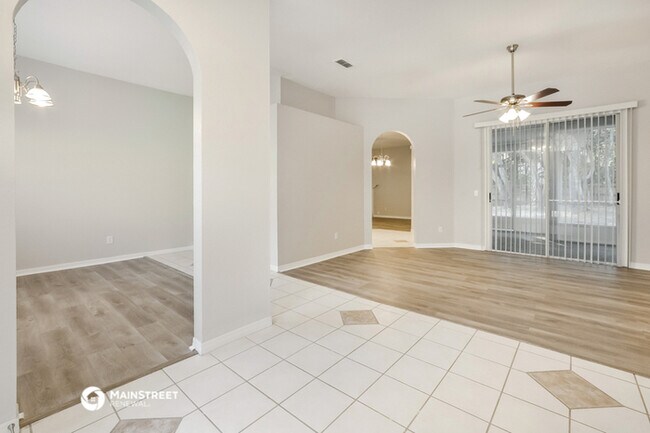 Foto del edificio - 312 Sun Oaks Ct