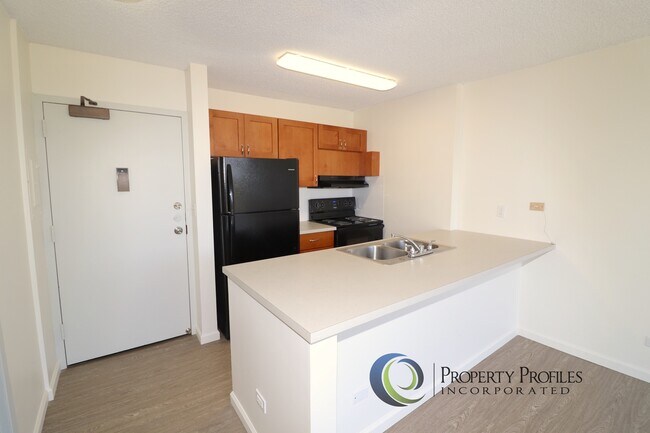 Building Photo - 1 Bedroom 1 Bath unit in The Highlander with 2 Parking - Available June 1st