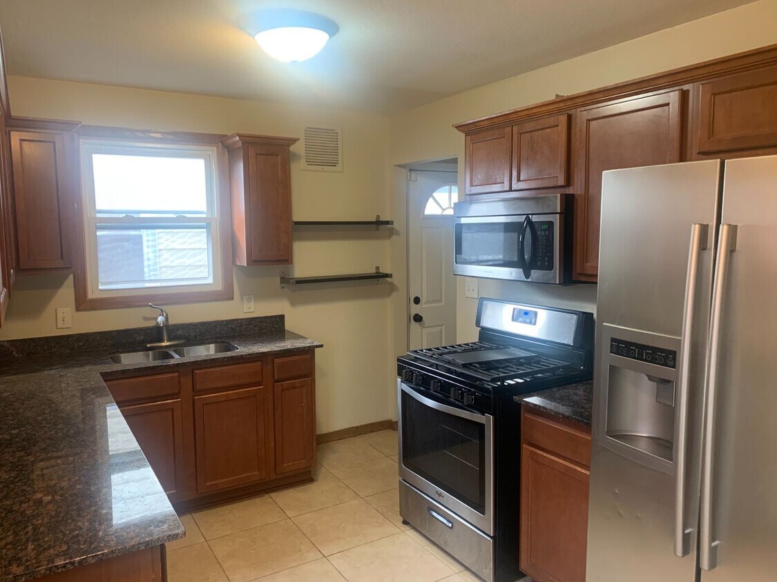 Primary Photo - Great 3 bedroom 2 Bath house!!