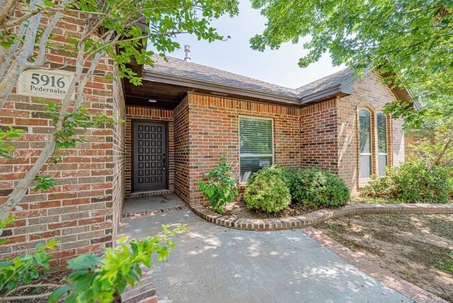 Building Photo - 3 bed 2 bath home with 2 car garage!