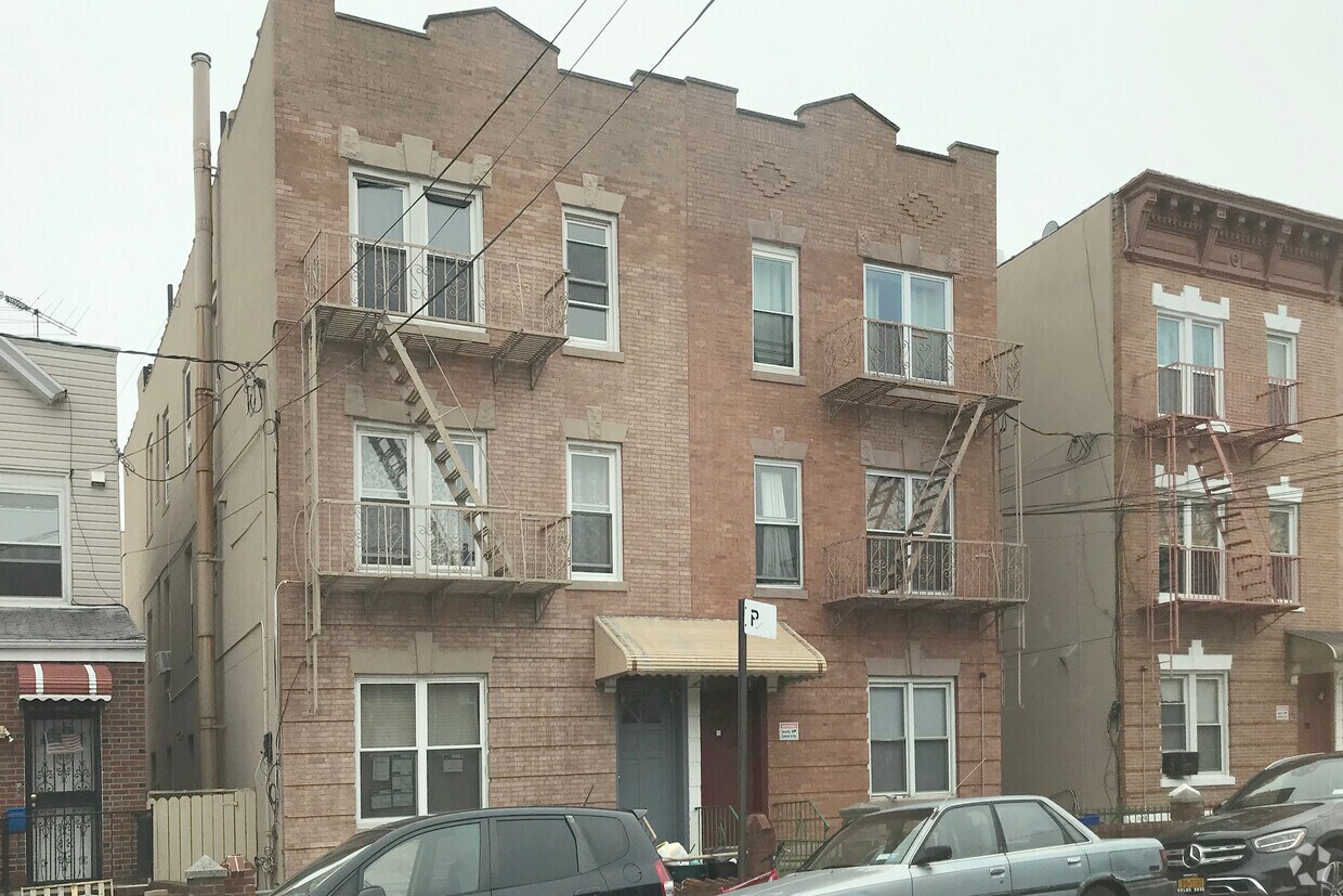  - 8659 16th Ave