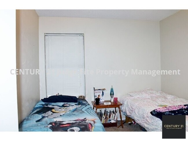Building Photo - 2/1 Corner Unit of 4-Plex in Denton For Rent!