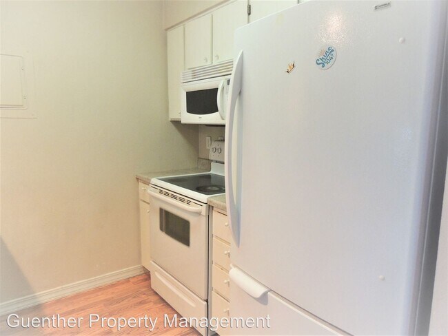 Foto del edificio - 222 N Hutchinson Rd