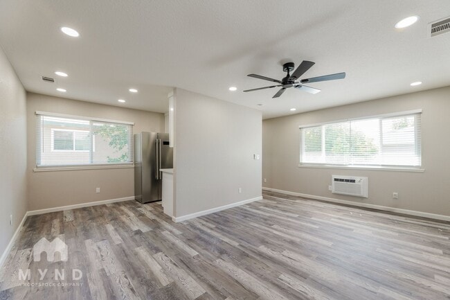 Building Photo - 905 Carro Dr