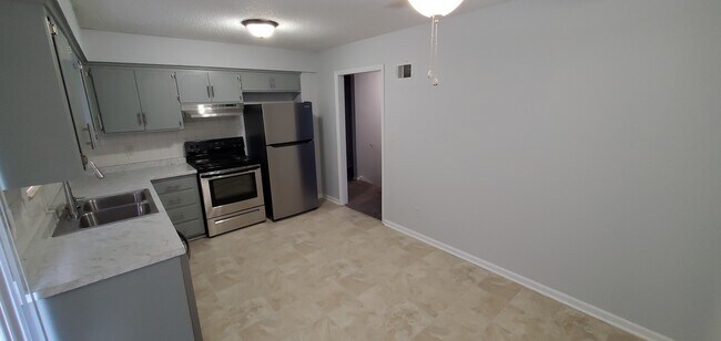 Kitchen - 16711 Bel Ray Blvd