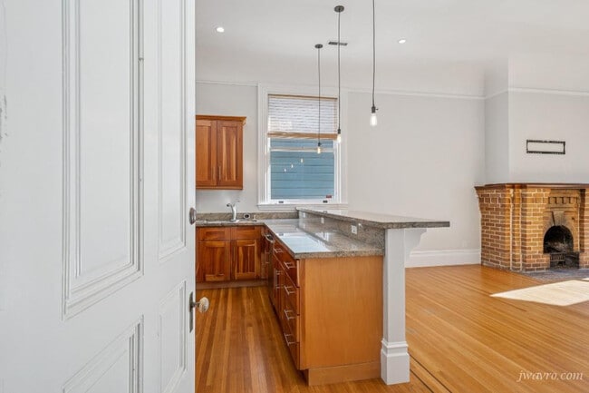 Building Photo - 860 Waller St