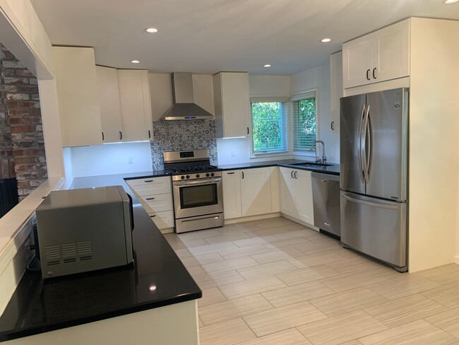 Foto del edificio - Los Altos, Very Nice  3 Bedroom 2.5 Bath H...
