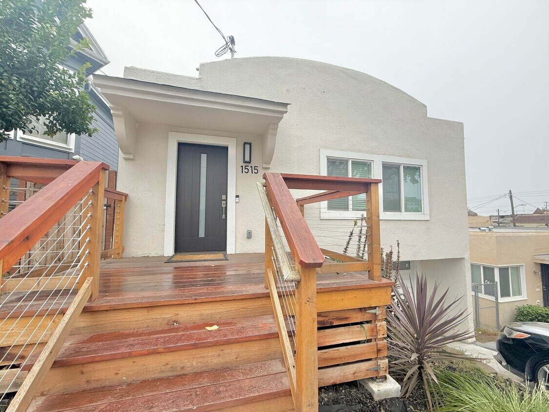 Primary Photo - 3 Bedroom/ 3 Bathroom in Oakland !!