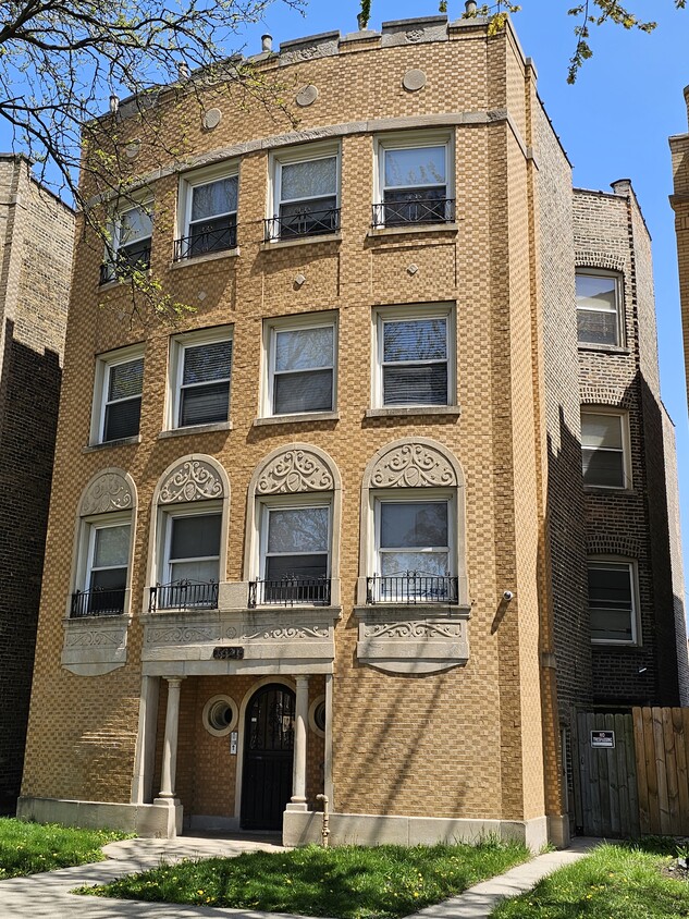 6321 N Washtenaw Ave Unit 2, Chicago, IL 60659 Condo for Rent in