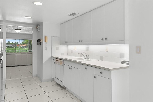 Building Photo - 3 br, 2 bath House - 19506 W Lake Dr # 19505