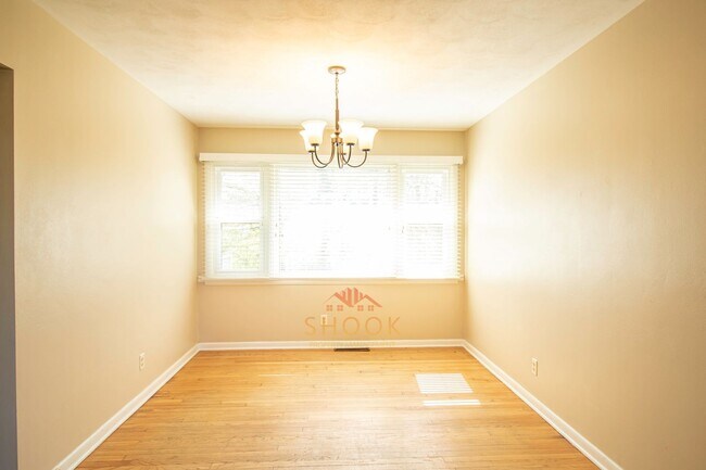 Foto del edificio - AVAILABLE MID JULY - COZY AND CHARMING 3BR HOME CLOSE TO CAMPUS