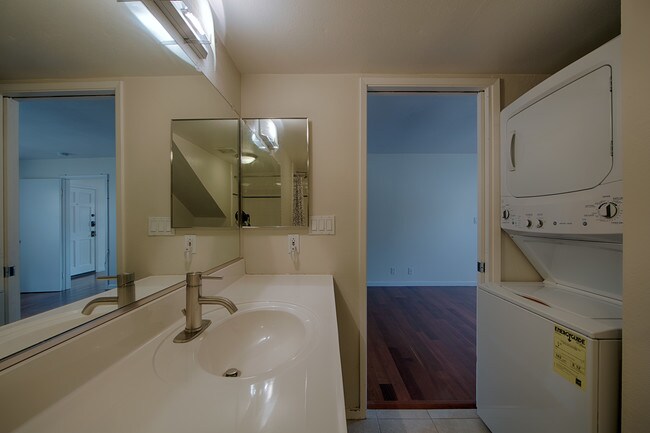 Bathroom - 566 Vista Ave