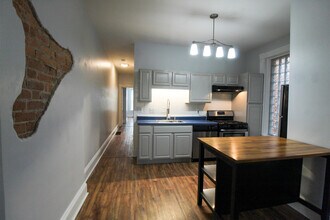 Building Photo - 421 Hopkins St