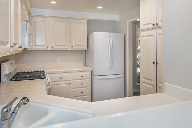 Foto del edificio - Spacious Downtown 2 bed/ 2.5 bath Condo - 2 blocks from Cottage!