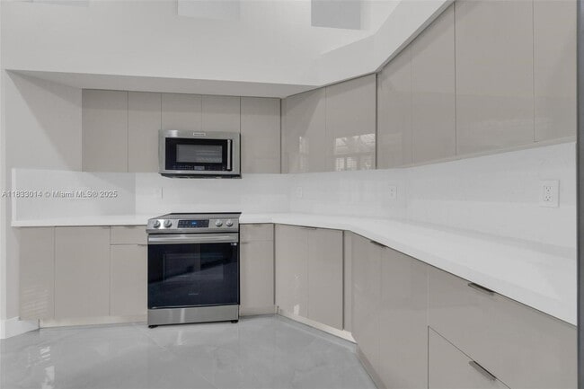 Building Photo - 2553 Bay Pointe Dr