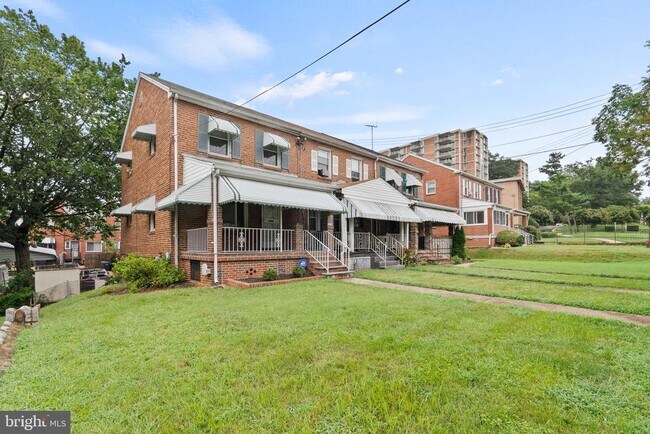 Foto del edificio - 2216 Marion Barry Ave SE